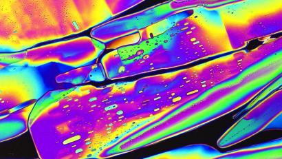 Bild: Richard Jähner/exb
Faszinierendes Farbenspiel: Weinstein-Kristalle unter polarisierendem Licht durch das Mikroskop aufgenommen. Solche außergewöhnlichen Bilder werden ab 1. Februar im Deutschen Kameramuseum in Plech präsentiert.