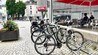 Bild: Gabi Schönberger
Die Halterungen für Fahrräder, auch "Felgenklemmer" oder "Felgenkiller" genannt, am Macerata-Platz vor dem NOC in Weiden sollen durch Anlehnbügel ersetzt werden.