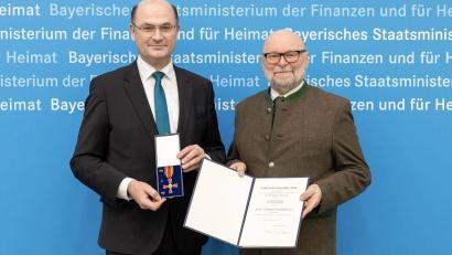 Bild: StMFH/Christian Blaschka
Finanz- und Heimatminister Albert Füracker (links) überreicht das Bundesverdienstkreuz am Bande
an Prof. Dr. Anton Scharl.