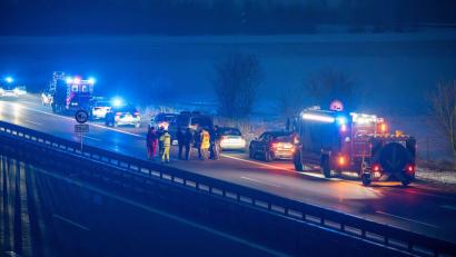 Bild: NEWS5 / Lars Haubner/NEWS5/dpa
Die Polizei hat die A3 im Landkreis Regensburg in beide Richtungen gesperrt.