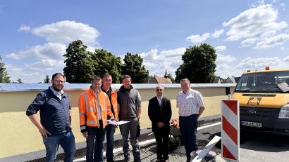 Bild: bk
Von links: Besprechung an der Baustelle in der Sägstraße mit Zweitem Bürgermeister Julian Kraus, Daniel Utz, Christian Hierold, Michael Heindl, Pfarrer Varghese Puthenchira und Hans Wolfram.