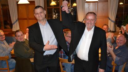 Archivbild: Christopher Dotzler
Ein Bild, dass es so heuer nicht mehr geben würde: Bereits 2020 konkurrierten Stefan Anderle (BZA, links) und Anton Peter (CSU) um das Amt des Bürgermeisters in Ammerthal. Noch am Wahlabend stattete Anderle der CSU einen Besuch im Gasthaus Erras ab. Anderle bedauerte rückblickend die Entscheidung, Peter in der Stichwahl unterstützt zu haben. "Es war der größte Fehler."