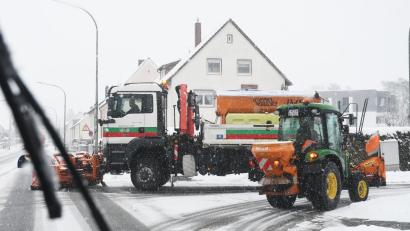 Archivbild: Gabi Schönberger
Eine Stadt oder Gemeinde ist nicht verpflichtet, alle Straßen freizuräumen und zu bestreuen. Offiziell muss sie nur an verkehrswichtigen und zugleich gefährlichen Stellen räumen und streuen.