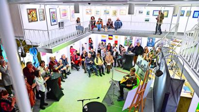 Bild: Florian Miedl
Zur Eröffnung der Schau "Heimat 3" waren viele Besucher­ in die Mak-Kultur gekommen. Gitarrist Simon­ Nothhaft kümmerte sich um die musikalische Umrahmung