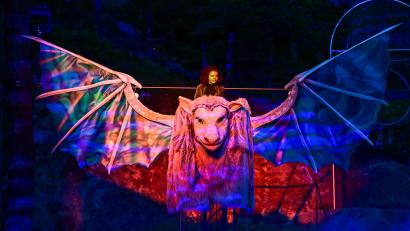 Bild: Florian Miedl/Luisenburg-Festspiele
Atréju und der Drache Fuchur geben im Stück "Die unendliche Geschichte" ein gutes Team ab.