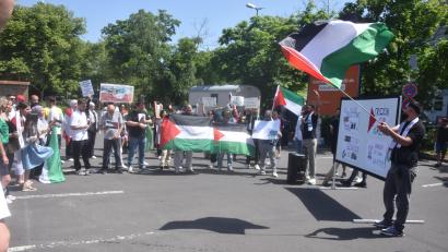 Bild: fz
Knapp hundert Teilnehmer kamen zur Gaza-Demonstration am Großparkplatz in Weiden.