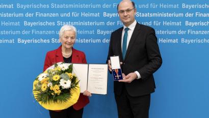 Bild: Bayerisches Staatsministerium der Finanzen und für Heimat
Finanz- und Heimatminister Albert Füracker überreichte Klothilde Zebisch das Bundesverdienstkreuz am Bande.