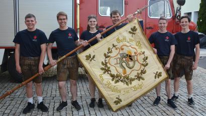 Bild: jr
Vor einem festlichen Wochenende steht die Feuerwehr Bad Neualbenreuth, die von Freitag bis Sonntag 150. Geburtstag feiert. Im Bild die junge und engagierte Führungsmannschaft der Wehr mit ihrer Vereinsfahne, (von links) mit Lukas Rustler, Vorsitzenden Christof Schwartling, Selina Rustler, Christian Wurm, Jugendwart Johannes Schwartling und Luis Schwamberger.