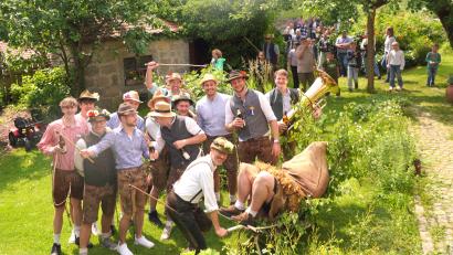 Bild: fvo
Da liegt er, der Lennesriether Pfingstschwanz, in einen Sack gehüllt, in einer Karre.