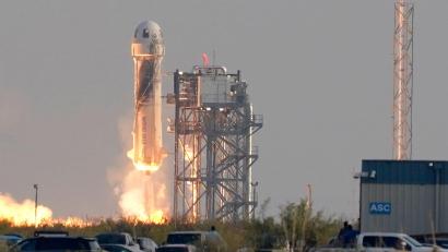 Bild: Tony Gutierrez/AP/dpa
Das All-Tourismus-Programm von Blue Origin soll vorerst ausgesetzt werden. (Archivfoto)