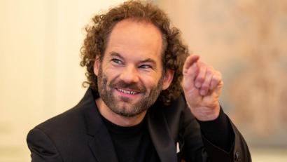 Bild: Lennart Preiss/dpa
Für eine NDR-Satiresendung wollte Maxi Schafroth eine US-Flagge auf Grönland hissen, was dort auf wenig Begeisterung stieß. (Archivbild)