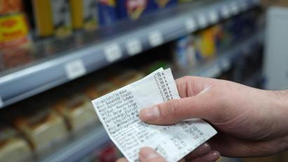 Bild: Marcus Brandt/dpa
Beim täglichen Einkauf sind steigende Preise für Verbraucherinnen und Verbraucher deutlich erkennbar. (Symbolbild)