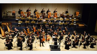 Bild: Kunz
Das Bayerische Landesjugendorchester mit Sologeiger Korbinian Altenberger und Dirigentin Ustina Dubitsky.