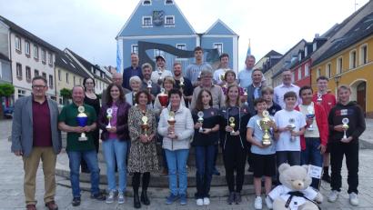 Bild: rn
Harald Drobig (links) und Karolina Forster (Dritte von links) gratulierten den Pokalgewinnern.