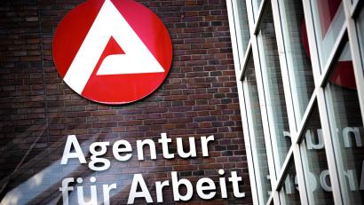 Symbolbild: Sina Schuldt/dpa
Das Logo der Agentur für Arbeit