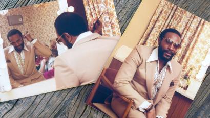 Bild: Pascale Cousaert/ZDF/dpa
Das Bild zeigt zwei Fotos des Soulsängers Marvin Gaye im Bühnenoutfit in Ostende, Belgien, 1981, in dem Dokumentarfilm "Marvin Gaye - Visionär des Soul" (undatiertes Handout). Der Dokumentarfilm wird am 30.01.2026 auf Arte ausgestrahlt.