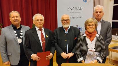 Bild: Christian Drehobel
Beim Neujahrsempfang in Brand zeichnete Bürgermeister Bernhard Schindler (von links) Hans Scherm, Klaus Hars, Waltraud Sticht und Alfons Brucker für ihr herausragendes ehrenamtliches Engagement aus.