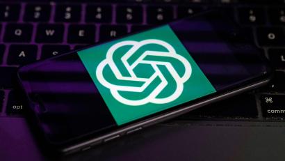 Bild: Richard Drew/AP/dpa
Mit ChatGPT von OpenAI begann der aktuelle Hype rund um Künstliche Intelligenz. (Archivbild)