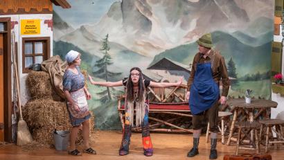 Bild: Stefan Sperl
Kalina Luna führt Sepp und Resi in ihre esoterischen Übungen ein.