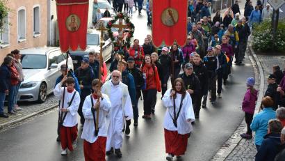 Bild: jr
Festlicher Einzug der 43 Fußwallfahrer aus Marienweiher am Abend des Pfingstsonntag in die Konnersreuther Pfarrkirche St. Laurentius. Im Mittelpunkt steht das Wallfahrerkreuz sowie das Gebet und der Gesang.