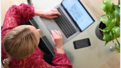 Bild: Helena Dolderer/dpa
Wer im Internet Verträge abschließt, soll diese künftig einfacher wieder stornieren können. (Symbolbild)