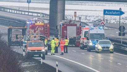 Bild: Armin Weigel/dpa
Die Autobahn 3 wurde nach dem Fund in beide Richtungen gesperrt.