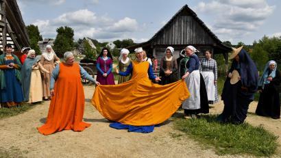 Bild: ubb
Mit einem wissenswerten Aktionswochenende begeisterten die Darstellerinnen im Geschichtspark Bärnau-Tachov. Gezeigt wurde unter anderem, wie sich Frauen im Mittelalter modisch in ihrem Standesdünkel unterschieden.
