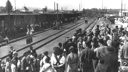 Bild: Archiv Werner Robl
Die ankommenden Güterzüge wurden geleert, die Menschen am Bahnhof registriert und erstversorgt.