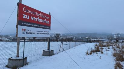 Bild: bl
Noch wirbt die Stadt Nabburg für den Kauf einer Gewerbefläche im Baderfeld direkt an der Autobahn. Viel ist allerdings nicht mehr übrig.