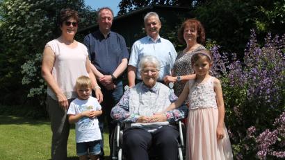 Bild: pi
Anna Strigl (sitzend) freut sich über die vielen Glückwünsche zum 95. Geburtstag, unter anderem von Pfarrer Ronald Liesaus und Bürgermeister Andreas Wutzlhofer.