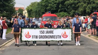 Bild: wro
Der Festzug der Freiwilligen Feuerwehr Großkonreuth wurde von den Dorfkindern angeführt.