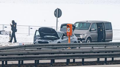 Bild: Armin Weigel/dpa
Polizisten hatten den Wagen nachts auf der Autobahn 3 bei Wiesent (Landkreis Regensburg) gestoppt.