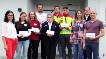 Bild: Petra Lettner
Das Engagement des Krapfenbackteams ist enorm. Insgesamt wurden dieses Jahr 10.500 Krapfen hergestellt und der Erlös von 8000 Euro nun an sechs Institutionen überreicht: Förderverein Grundschule, First Responder, BRK, Kinderhaus, Hilfe für Anja sowie der Wünschewagen der Malteser wurde dieses Mal bedacht.