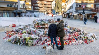 Bild: Cyril Zingaro/KEYSTONE/dpa
Das Gedenken an die Opfer ist in Crans-Montana allgegenwärtig (Archivbild)