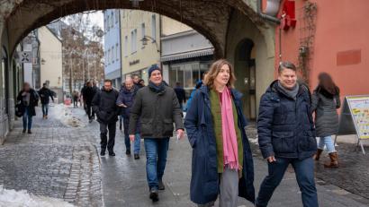 Bild: Marina Gube
Die IHK hatte die Kandidaten für den Posten des Weidener Oberbürgermeisters zu einem Rundgang durch die Innenstadt geladen um die künftige Entwicklung zu diskutieren.