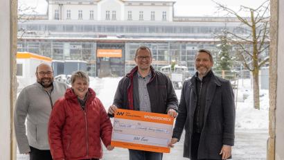 Bild: David Trott
Symbolische Scheckübergabe: Gerald Pirkl (l.) und Ulrich Schäfer (2. v. r.) überreichten 500 Euro an Katrin Panek (2. v. l.) und Bernhard Vahle (r.).