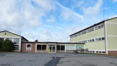 Archivbild: hme
Für den Abriss der alten Schule mit Turnhalle und den Bau des Bürgerhauses muss Kohlberg bis zu eine Million Euro selbst aufbringen. 2026 soll der Neubau stehen.