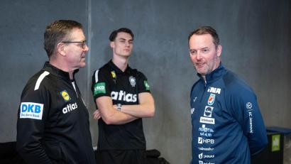 Bild: Sina Schuldt/dpa
Bundestrainer Alfred Gislason (l) und Kroatiens Auswahl-Coach Dagur Sigurdsson (r) kennen sich schon seit vielen Jahren gut.