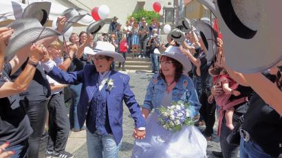 Bild: Kunz
Simone Sandner und Claudia Messer werden mit mehreren Dutzend Cowboyhüten bejubelt.