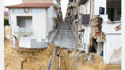 Bild: Andrea Petrelli/IPA via ZUMA Press/dpa
Gefährdete Häuser und beschädigte Straßen in dem vom Erdrutsch betroffenen Gebiet in Niscemi.