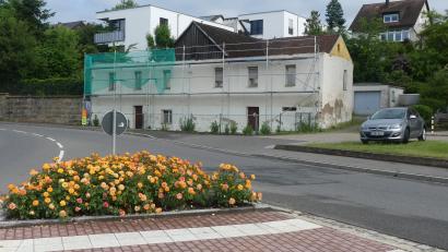 Bild: rn
Das Anwesen Speinsharter Straße 1 soll nach dem Entfernen des alten Satteldaches nun ein Pultdach mit PV-Anlage erhalten.