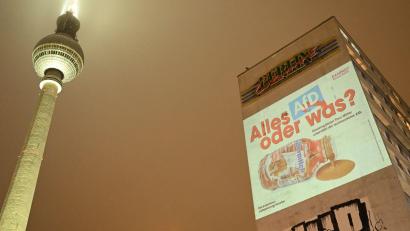 Bild: Lilli Förter/dpa
Die umstrittene Großprojektion am Berliner Alexanderplatz.