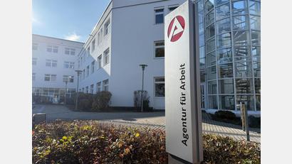 Symbolbild: Gabi Schönberger
Im Januar 2026 verzeichnet der Agenturbezirk Weiden einen Anstieg der Arbeitslosigkeit. Schnee und Kälte sind der Grund für die saisonübliche Entwicklung.