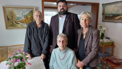 Bild: mfh
Die Eiserne Hochzeit ist das seltene Jubiläum von 65 Ehejahren: Auf diese lange Partnerschaft blicken Gisela (vorne) und Rudolf Hafner (links) zurück. Zu den Gratulanten zählten auch Bürgermeister Stefan Frank (Mitte) und ihre Tochter Karin Rösch (rechts).