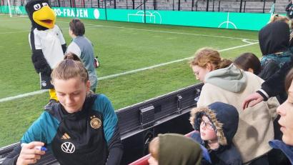 Bild: Ernst/privat
Nah an den Fans: Sarah Ernst wechselt in die erste Liga. Das Autogramme schreiben hat sie bereits als U-Nationalspielerin geübt.