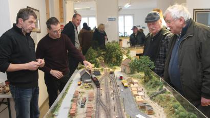 Bild: pi
Thomas Sax (Zweiter von links) erläutert den Besuchern gerne die gesamte Anlage.