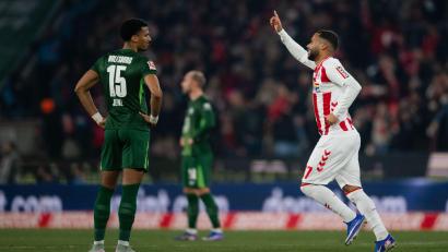 Bild: Marius Becker/dpa
Kölns Linton Maina jubelt über sein Tor zum 1:0 gegen Wolfsburg.