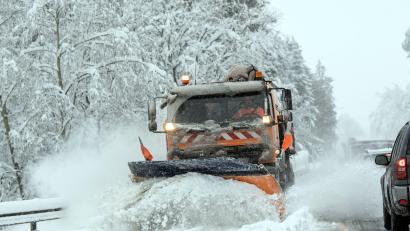 Symbolbild: Federico Gambarini/dpa
Ein Schneepflug weicht in Hahnbach einem roten Kleinwagen aus und fährt gegen ein Bankgebäude. Die Polizei sucht Zeugen.