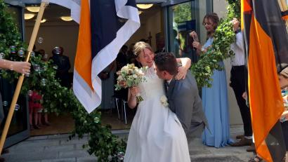 Bild: ise
Franz trägt seine Braut Kathi durch ein großes Herz aus Birkenzweigen, um danach gemeinsam mit ihr durch ein langes Ehrenspalier zu schreiten.