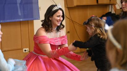 Bild: Anna-Lena Kuhr-Richthammer
Das gibt es auch nur im Fasching, dass eine Katze einer leibhaftigen Prinzessin, hier Prinzessin Jessica I., die Hand reichen darf.